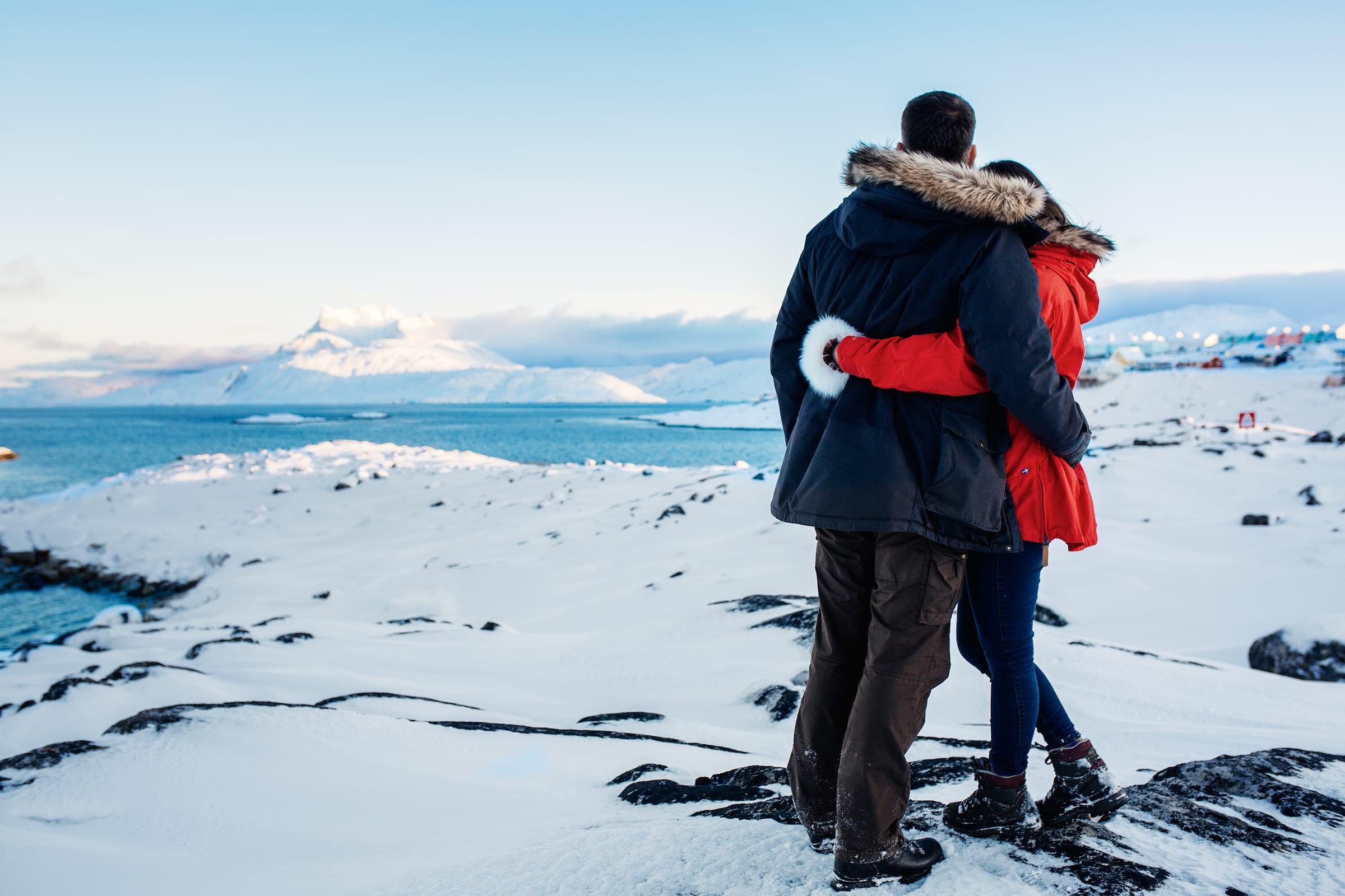 Et par nyder en dejlig udsigt over Sermitsiaq bjerget og Nuuk fjord i Grønland - Fotograf: