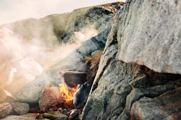 En gryde med fiskesuppe koger i ilden mellem de store sten i Nuuk i Grønland - Fotograf: Rebecca Gustafsson, Visit Greenland