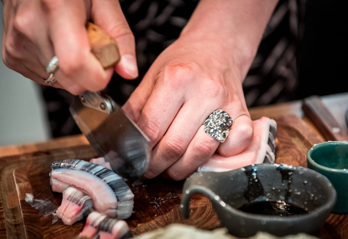 Mattak skæres ud med en Ulu, en traditionel kvindekniv - Fotograf: Lola Akinmade A. Kerstro m., Visit Greenland