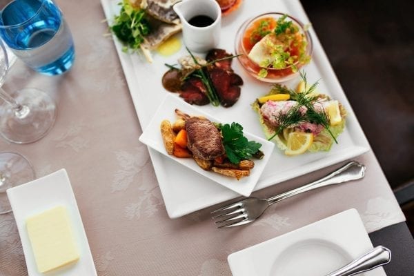 Grønlandsk mad på platte fra restaurant Sarfalik i Nuuk i Grønland - Fotograf: