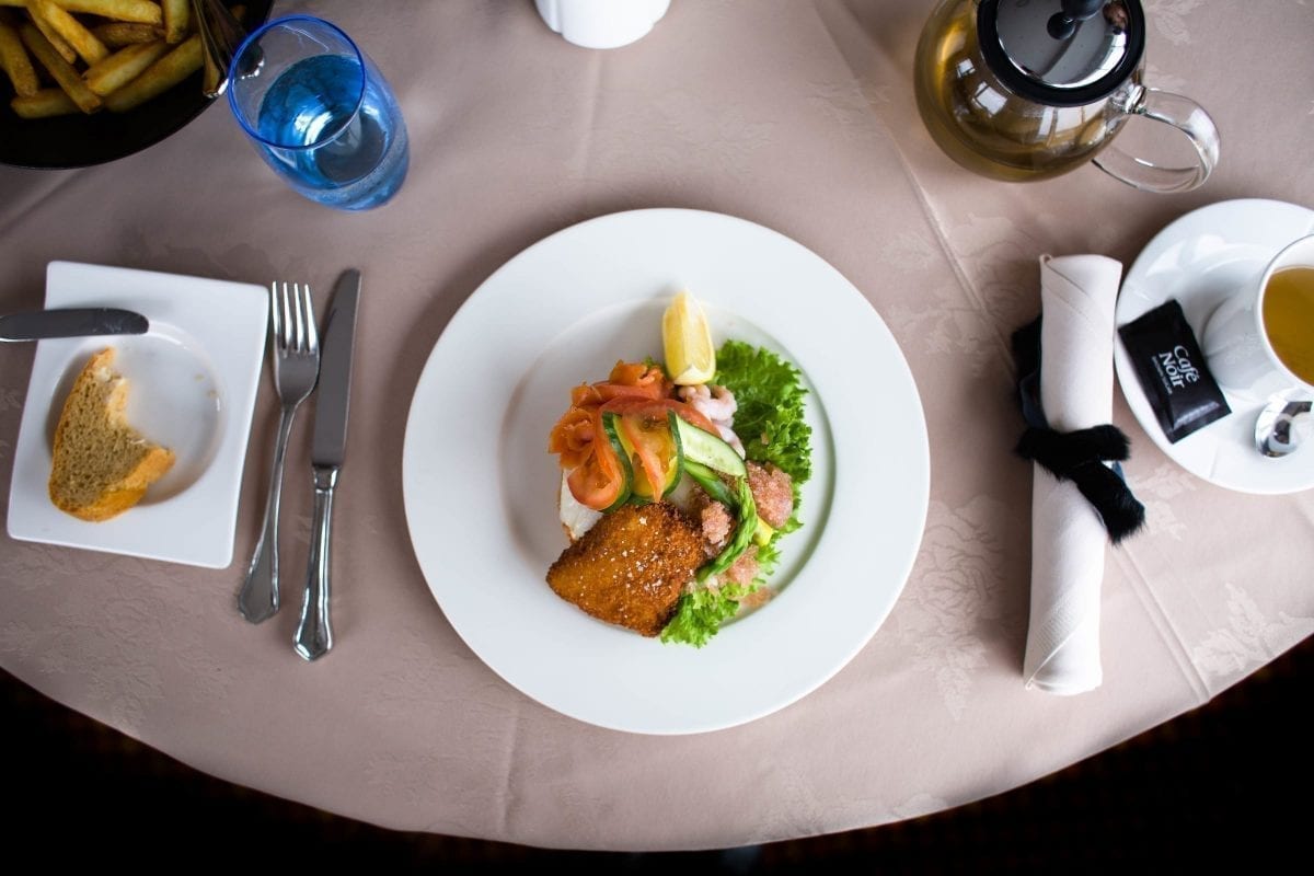 Frokost på restaurant Sarfalik i hotel Hans Egede - Fotograf: