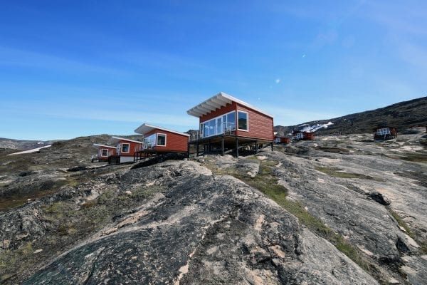 Hytterne ved Eqi på en solrig dag - Fotograf: Grønlands Rejsebureau