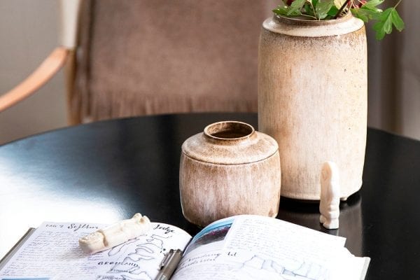 Slap af med en god bog i den afslappede atmosfære i et vildmarkstelt i Grønland - Fotograf: World of Greenland